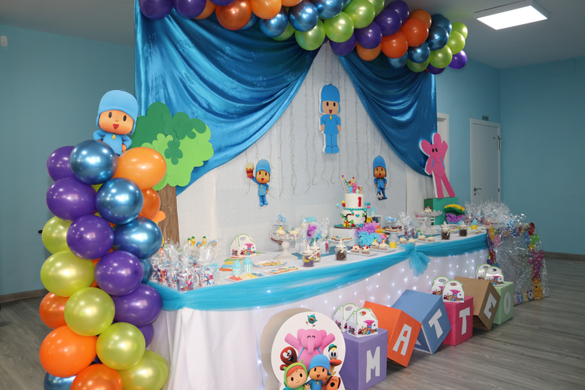 Decoración con globos con temática Pocoyó  Cumpleaños pocoyo decoracion,  Piñata de pocoyo, Decoraciones para el primer cumpleaños