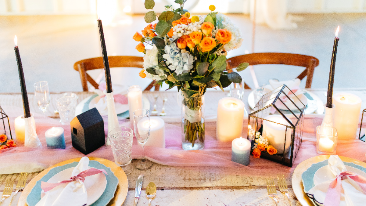 Decorador junto a la mesa de fiesta en colores pastel con mantel
